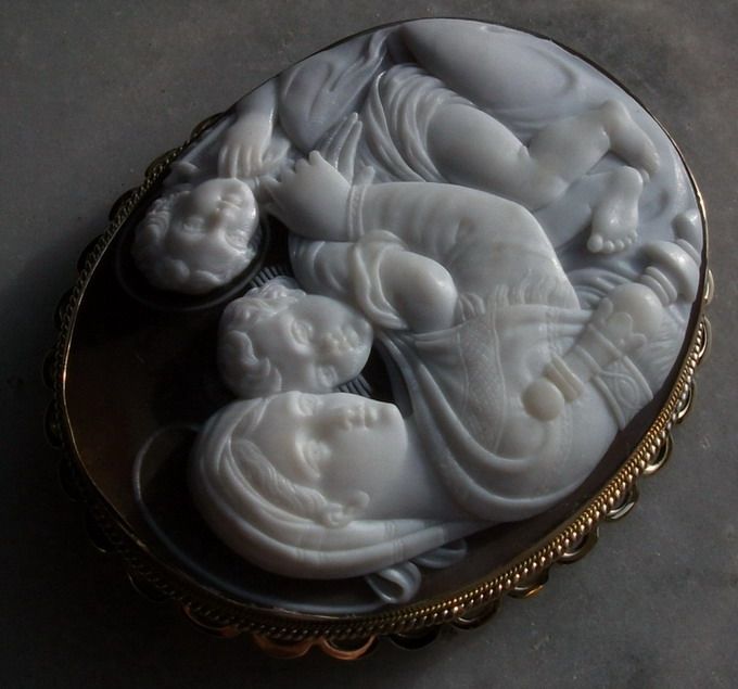 SENSATIONAL MUSEUM QLTY VICTORIAN CAMEO BROOCH MADONNA OF THE CHAIR 