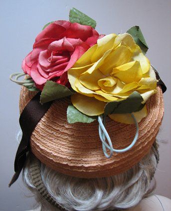 VINTAGE 30s 40s TILT HAT TOPPER, STRAW w/ TWO LARGE ROSES, #1415 