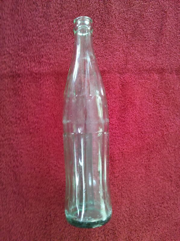 4U60 VINTAGE COKE BOTTLE NO LABEL, BUT THE BOTTOM HAS C  