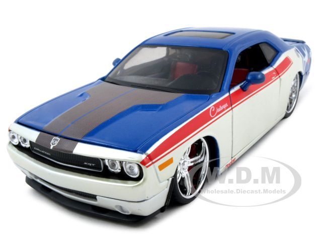 2008 DODGE CHALLENGER SRT8 124 DIECAST MODEL CAR R/W/B  