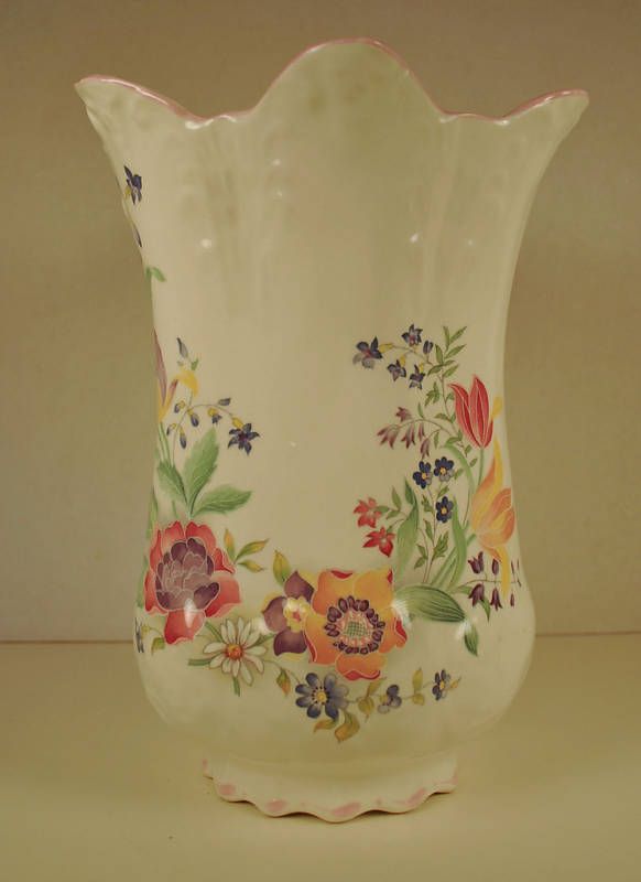 ST. GEORGE FINE BONE CHINA VASE, ENGLAND, SMALL CHIP  