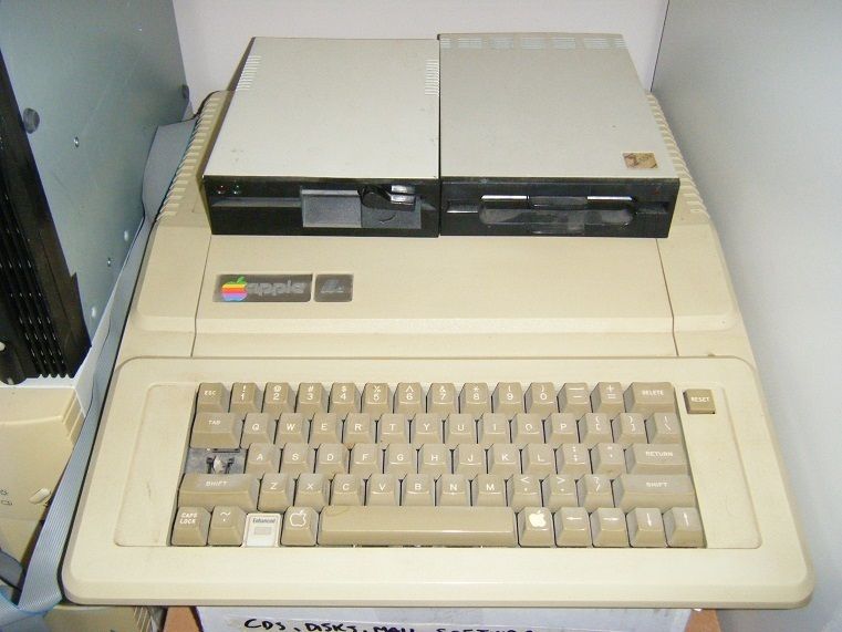 Apple IIe computer //e with disk drives   Works   Complete System 