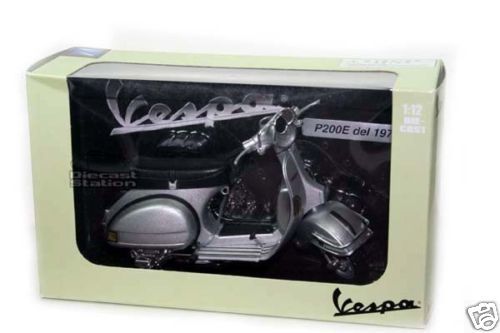 NEW RAY 1978 P200E DEL VESPA 1/12 DIE CAST SILVER  