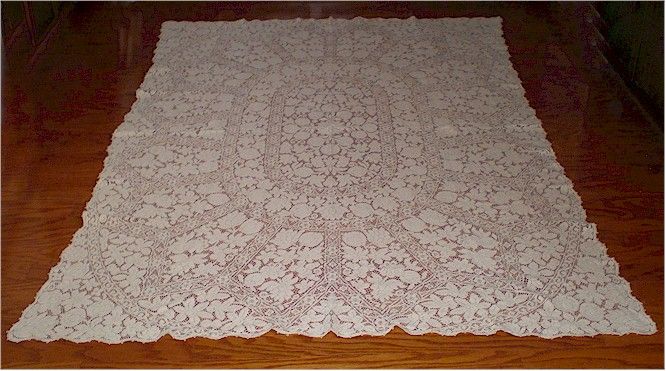   Ornate Vintage Quaker Lace Tablecloth 84x61 Quaker Label 2770  