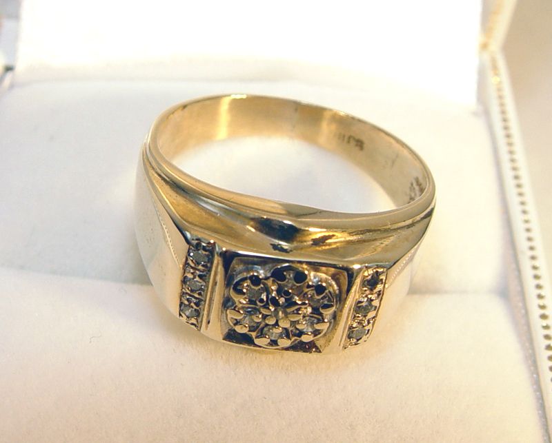 10K Yellow Gold 0.18TDW 13 Diamond Ring   Size 8   4.68 Grams  