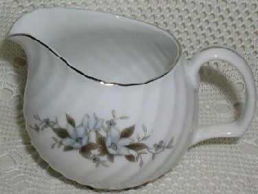 Royal Hostess Japan Alyce 492 Creamer Excellent  