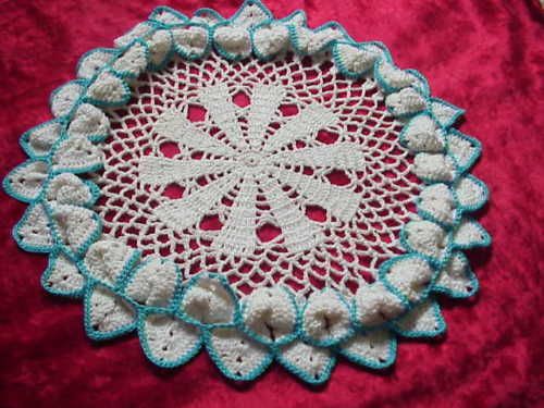 VINTAGE HANDMADE CROCHET ROUND PINEAPPLE DOILy 1960 s  